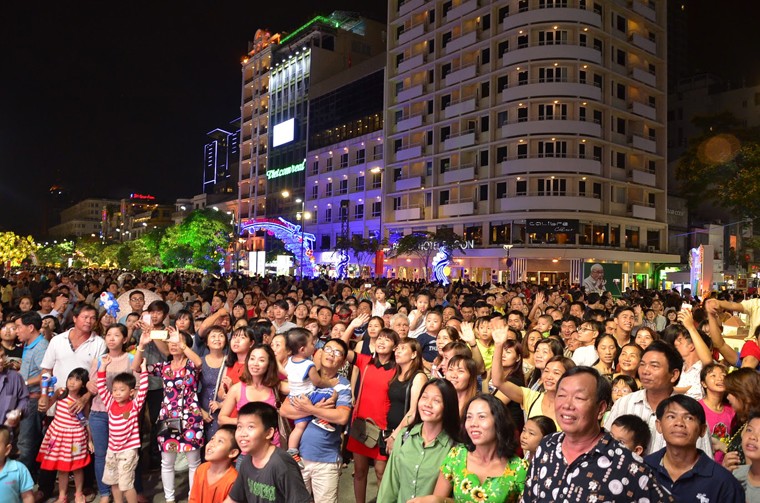 Anh: Bien nguoi chen kin duong hoa Nguyen Hue dem can Tet-Hinh-12